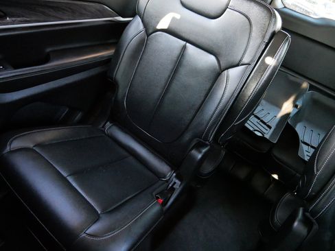 Used 2023 Jeep Grand Cherokee L Limited w/ Luxury Tech Group II image 12