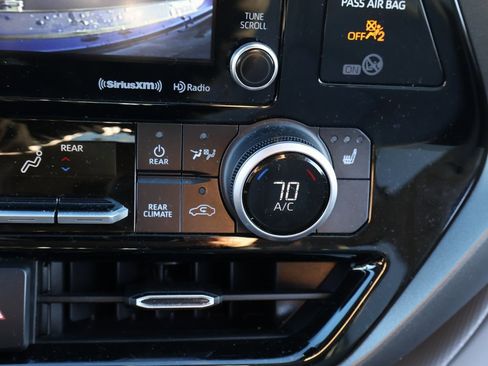 Used 2020 Toyota Highlander XLE image 27