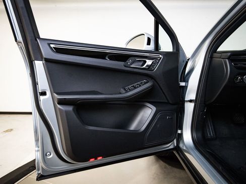 Certified 2026 Porsche Macan image 23