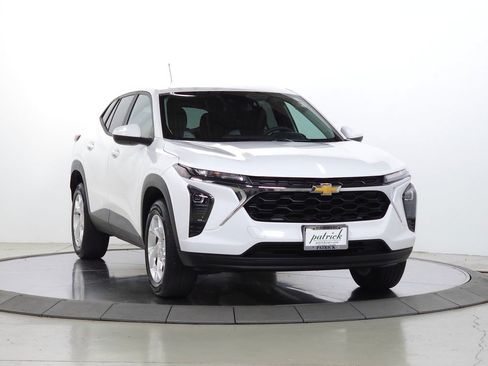 Used 2024 Chevrolet Trax LS w/ LS Convenience Package FWD image 1