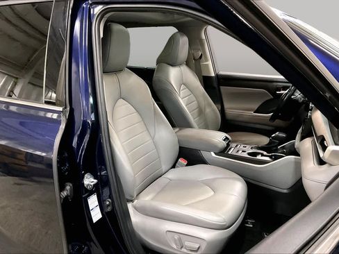 Used 2022 Toyota Highlander XLE AWD/4WD image 9