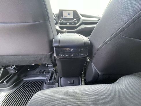 Used 2023 Toyota Highlander LE FWD image 3