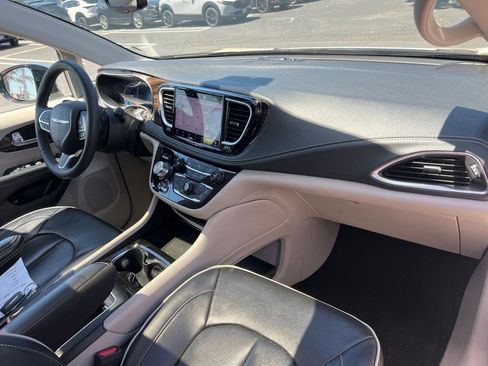 Used 2023 Chrysler Pacifica Limited image 11