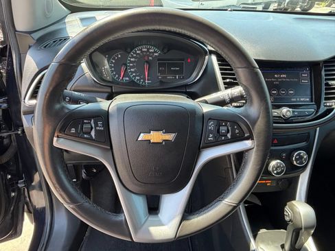 Used 2021 Chevrolet Trax LT w/ LT Convenience Package FWD image 14