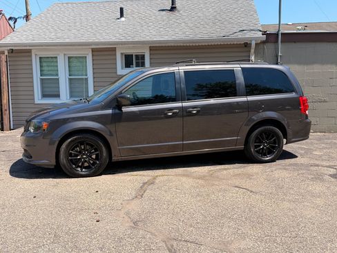Used 2019 Dodge Grand Caravan GT FWD image 3