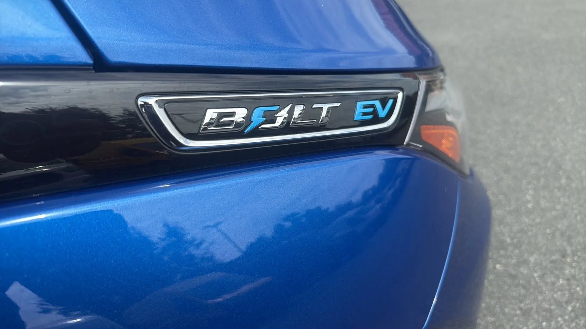 Used 2020 Chevrolet Bolt Premier w/ Infotainment Package FWD image 9