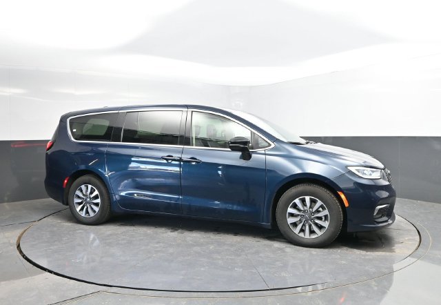 Used 2024 Chrysler Pacifica Limited FWD image 3