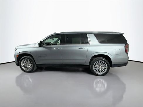 Used 2024 Chevrolet Suburban High Country RWD image 9