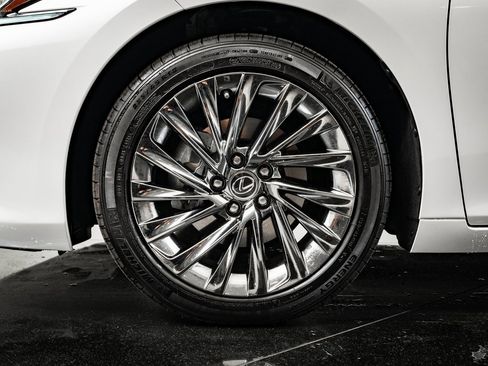 Certified 2025 Lexus ES 300h w/ Luxury Package image 13