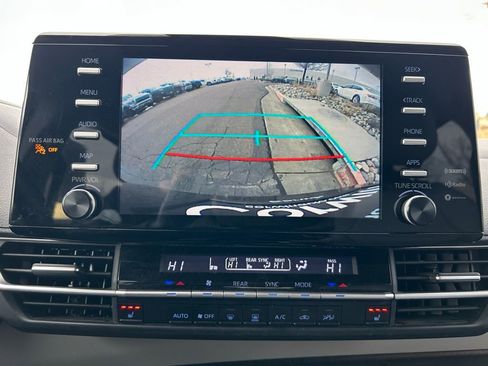 Used 2022 Toyota Sienna XLE image 21