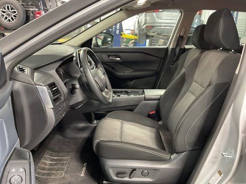 Used 2025 Nissan Rogue SV image 9