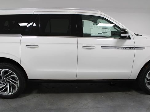New 2025 Lincoln Navigator L Reserve image 10