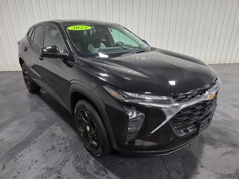 Used 2024 Chevrolet Trax LS w/ LS Convenience Package FWD image 2