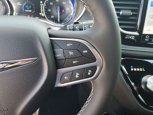 New 2026 Chrysler Pacifica Select image 15