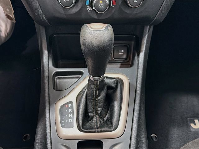 Used 2017 Jeep Cherokee Sport FWD image 13