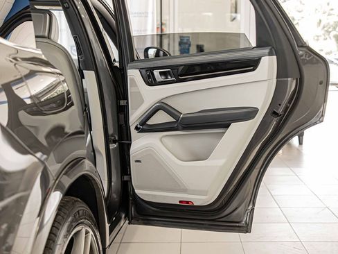 Used 2021 Porsche Cayenne E-Hybrid image 42