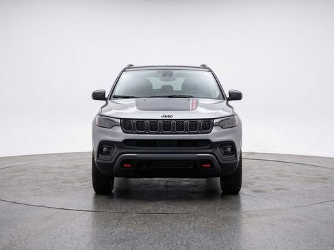 Used 2025 Jeep Compass Trailhawk AWD/4WD image 2