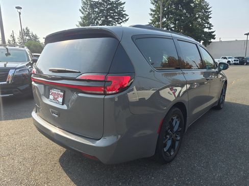 Used 2021 Chrysler Pacifica Touring w/ S Appearance Package FWD image 6