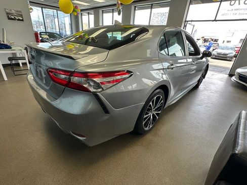 Used 2020 Toyota Camry SE image 11