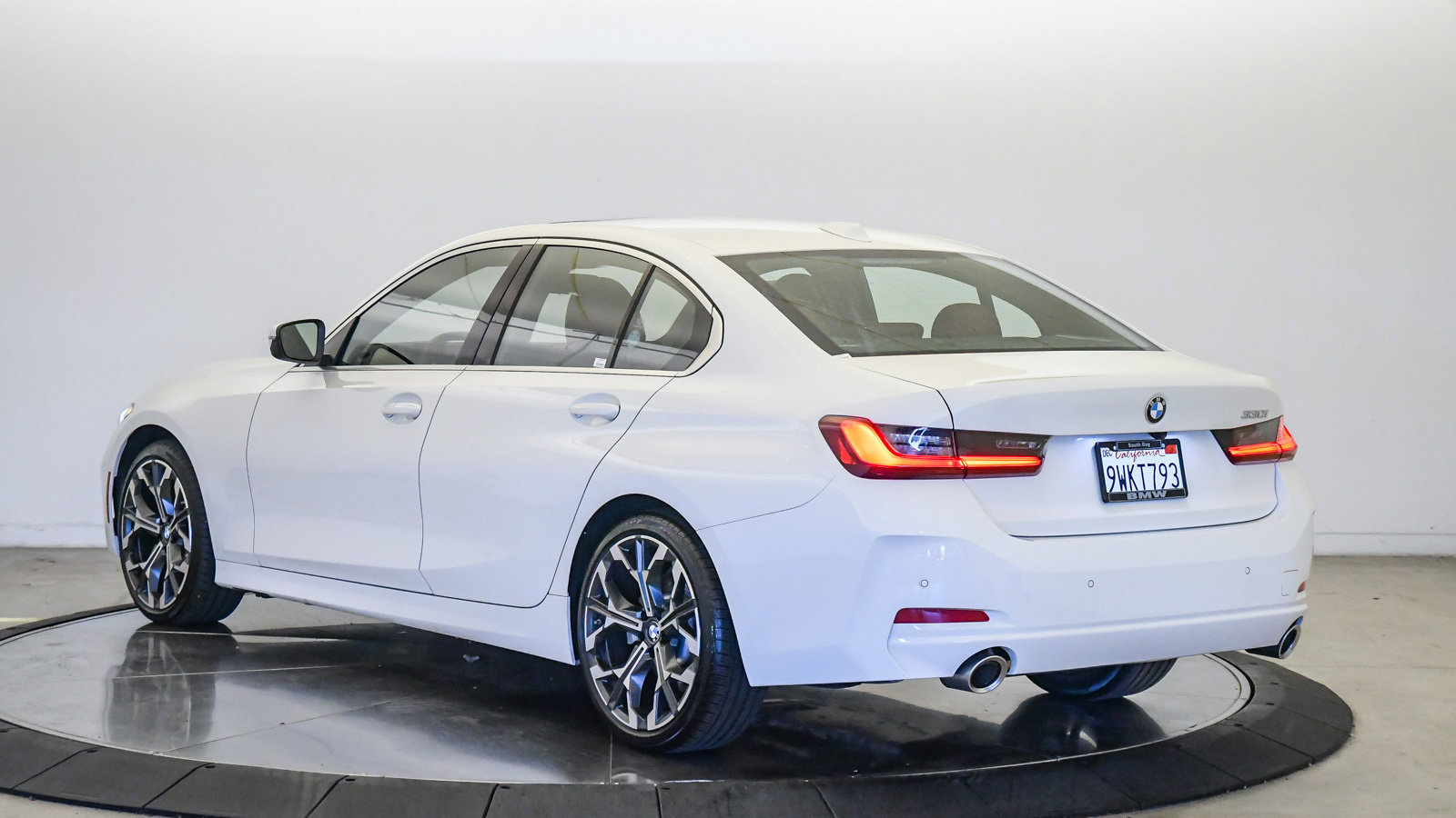 Used 2026 BMW 330i Sedan w/ Premium Package RWD image 2