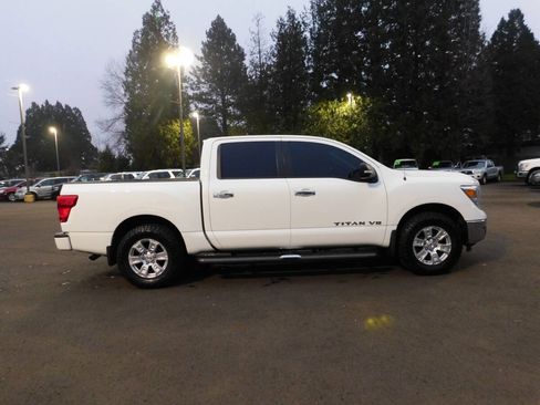 Used 2019 Nissan Titan SV w/ SV Convenience Package image 19
