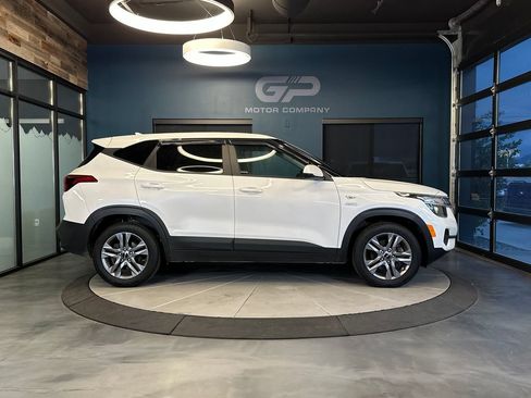 Used 2023 Kia Seltos LX AWD/4WD image 2