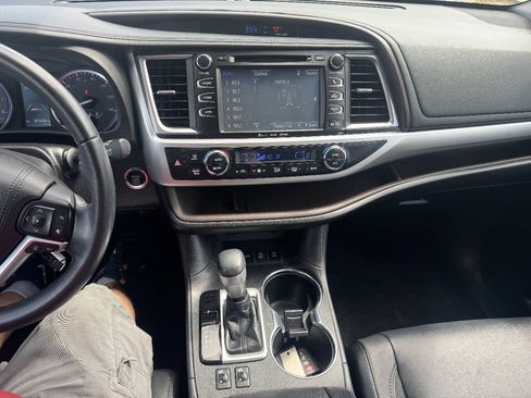 Used 2018 Toyota Highlander XLE AWD/4WD image 18