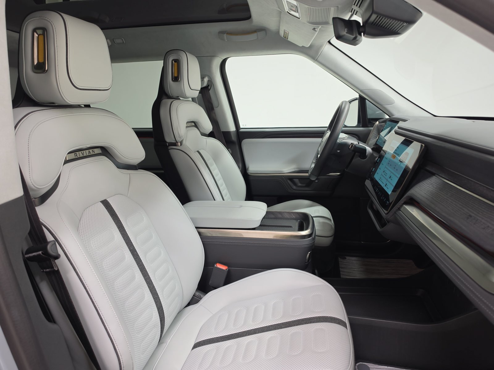 Used 2025 Rivian R1S Adventure Dual AWD/4WD image 24
