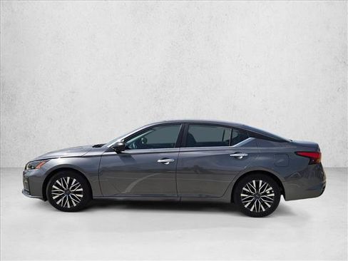 Used 2025 Nissan Altima 2.5 SV FWD image 9