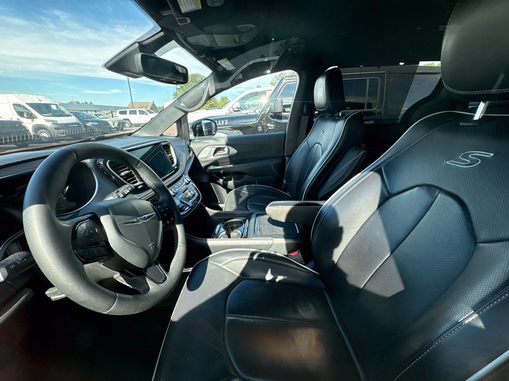 Used 2025 Chrysler Pacifica Limited FWD image 5