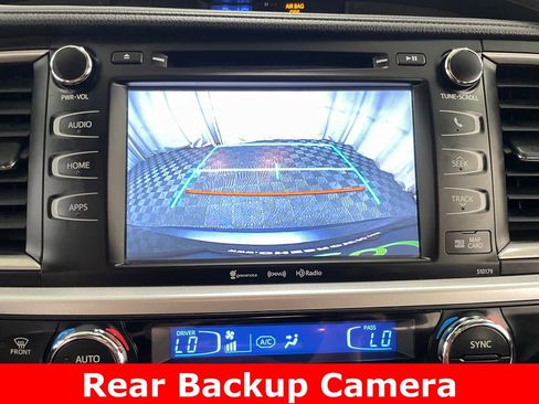Used 2017 Toyota Highlander XLE AWD/4WD image 3
