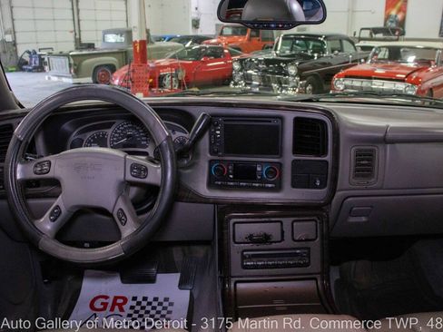 Used 2005 GMC Yukon Denali AWD/4WD image 16
