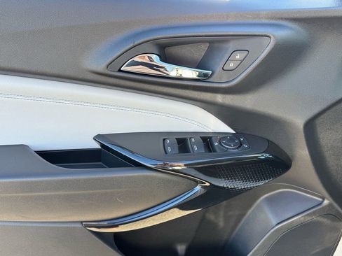 Used 2025 Chevrolet Trax LT w/ LT Convenience Package image 12