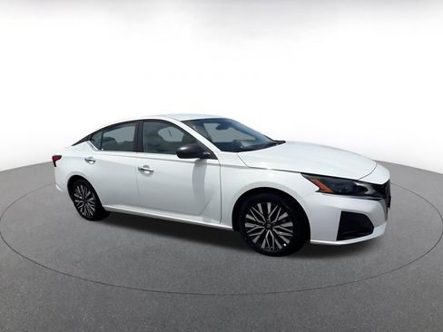 Used 2025 Nissan Altima 2.5 SV FWD image 2