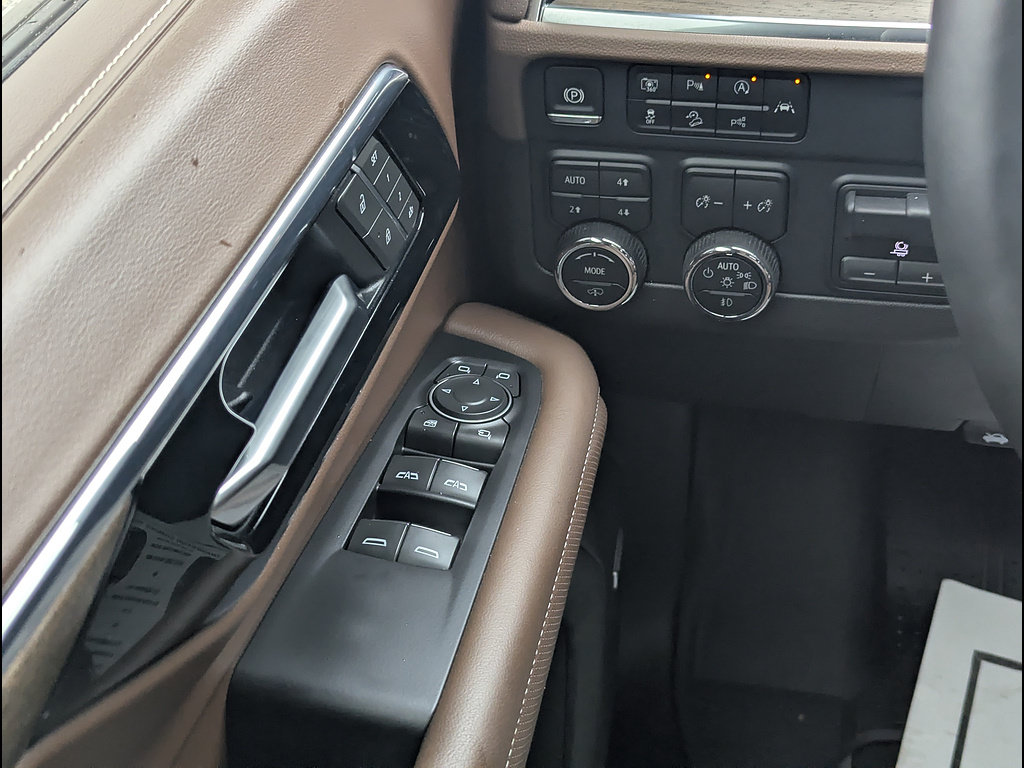 Used 2025 Chevrolet Suburban High Country AWD/4WD image 29