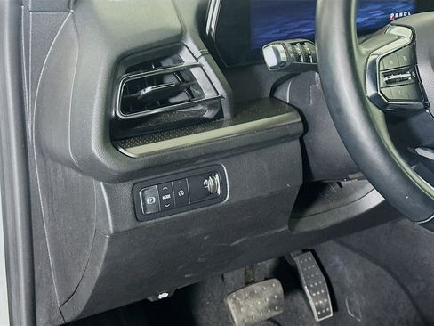 Used 2025 Chevrolet Traverse LT image 17