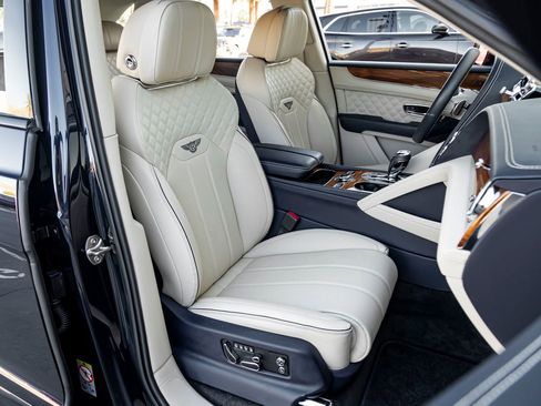 Used 2023 Bentley Bentayga AWD/4WD image 30