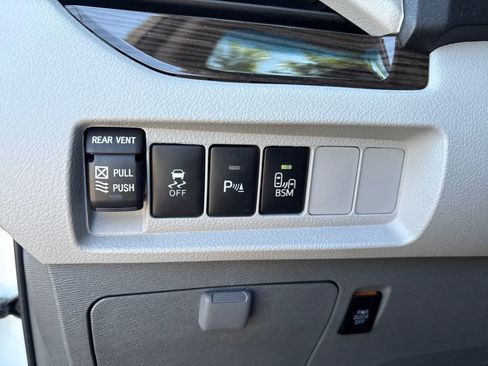 Used 2017 Toyota Sienna XLE Premium FWD image 19
