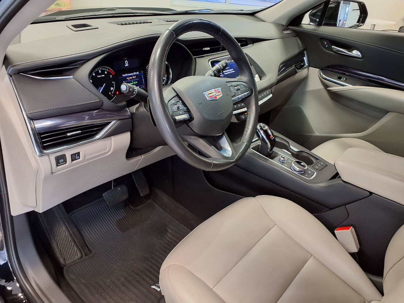 Used 2023 Cadillac XT4 Luxury w/ Cold Weather Package AWD/4WD image 20