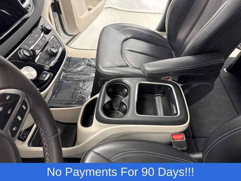 Used 2023 Chrysler Pacifica Touring-L FWD image 20