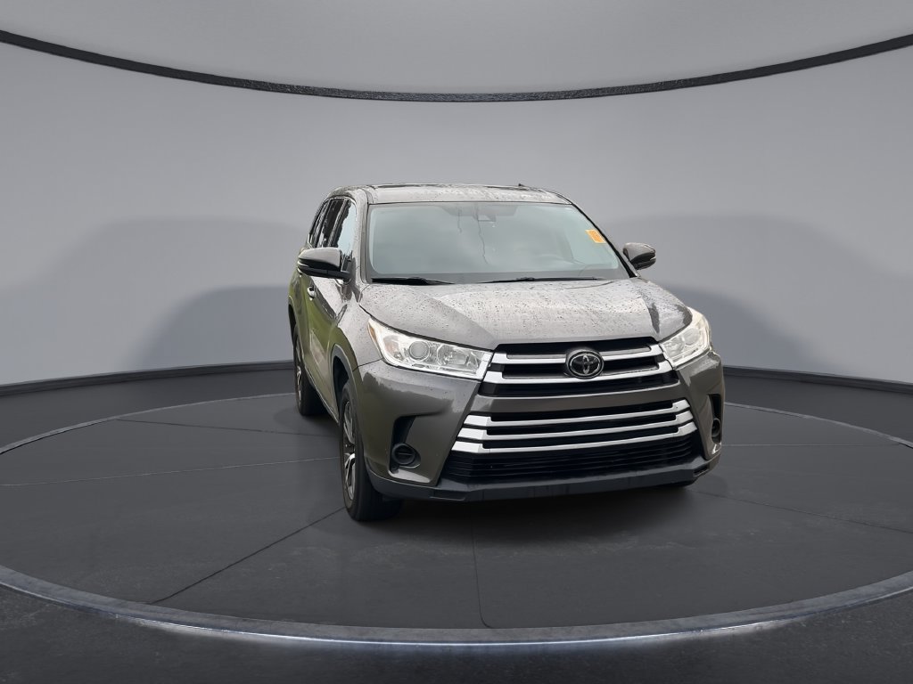 Used 2019 Toyota Highlander LE FWD image 3