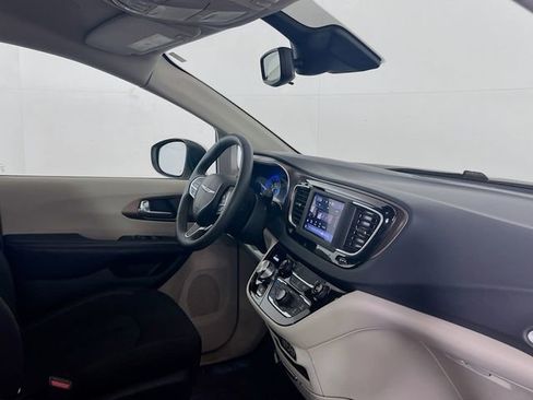 Used 2023 Chrysler Voyager LX FWD image 8