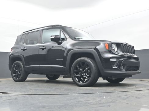 Used 2023 Jeep Renegade Altitude w/ Sun/Sound Group AWD/4WD image 25
