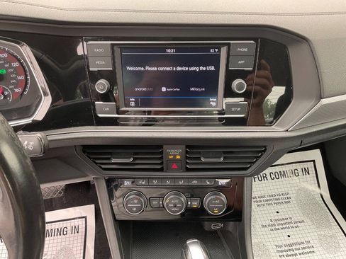 Used 2019 Volkswagen Jetta SE w/ Cold Weather Package FWD image 17