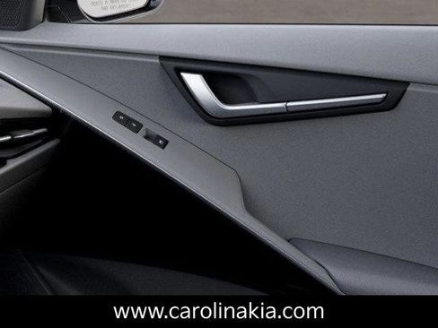 New 2025 Kia Niro EX Touring image 25