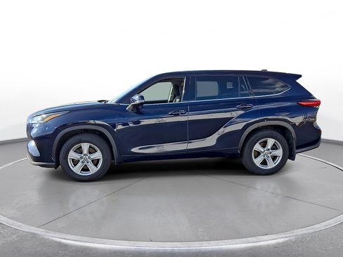 Used 2022 Toyota Highlander LE AWD/4WD image 4