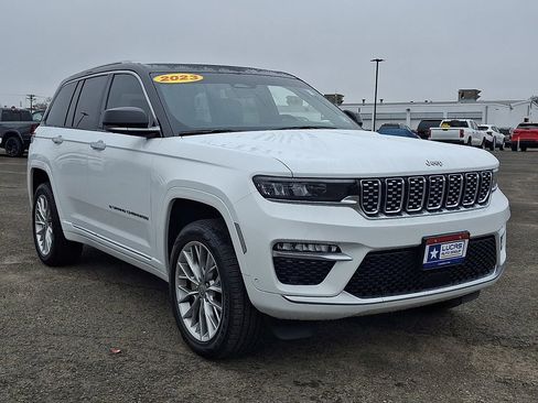 Used 2023 Jeep Grand Cherokee Summit w/ Luxury Tech Group V image 2