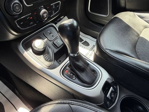 Used 2019 Jeep Compass Latitude w/ Popular Equipment Group AWD/4WD image 41