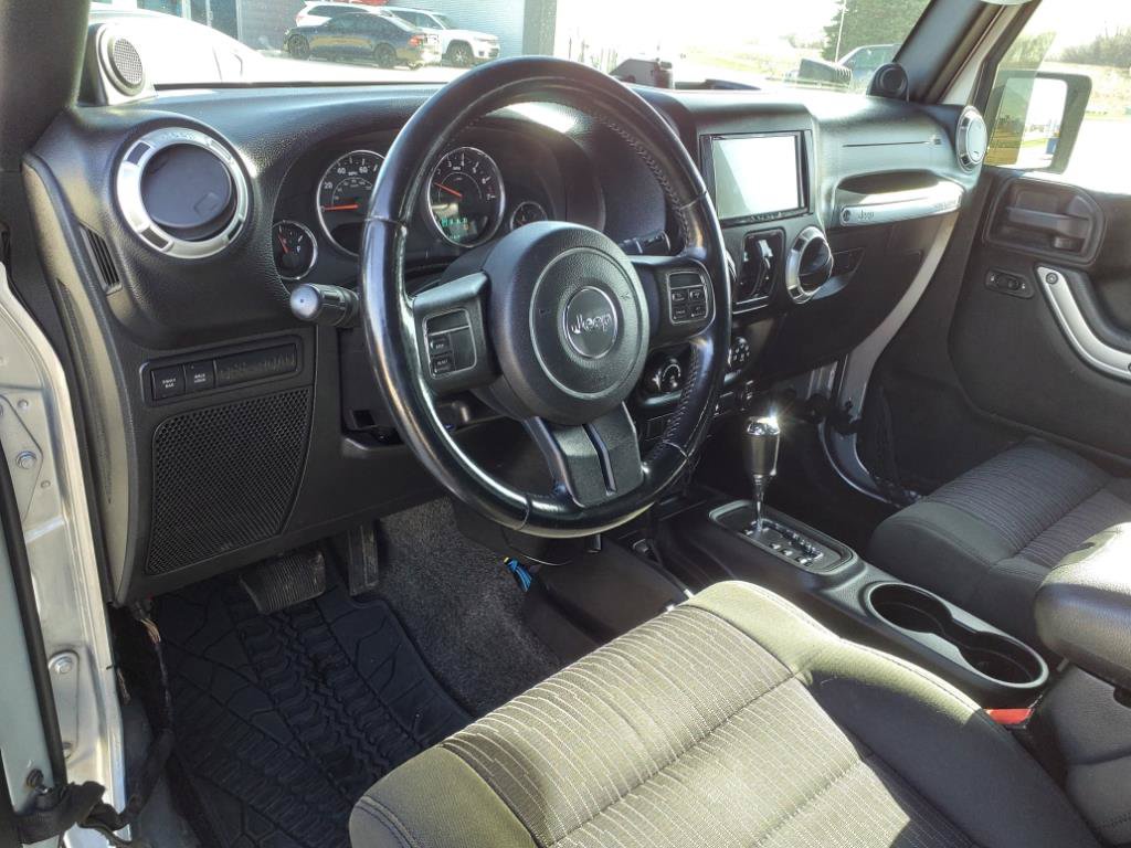 Used 2012 Jeep Wrangler Unlimited Rubicon w/ Max Tow Pkg AWD/4WD image 12