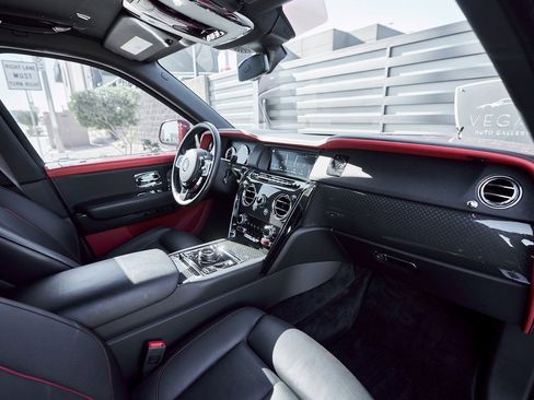 Used 2022 Rolls-Royce Cullinan Black Badge image 42